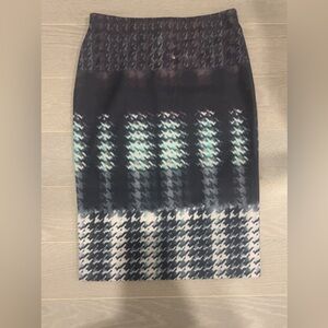 Stylish Houndstooth Patterned Skirt
